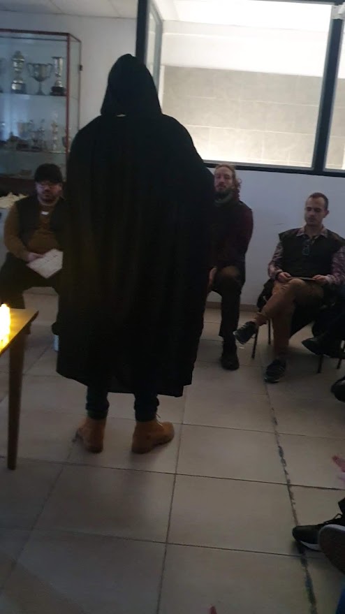 Sangre En La Torre Del Reloj es una experiencia única de roles ocultos, traiciones y misterios, ideal para grupos de 7 a 15 personas.